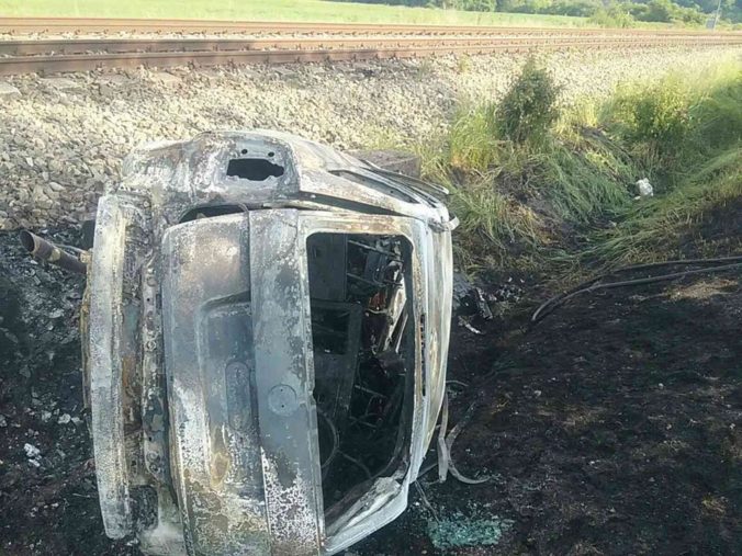Pri Gemerskej Hôrke havarovalo auto a začalo horieť, nehodu neprežila maloletá osoba (foto)