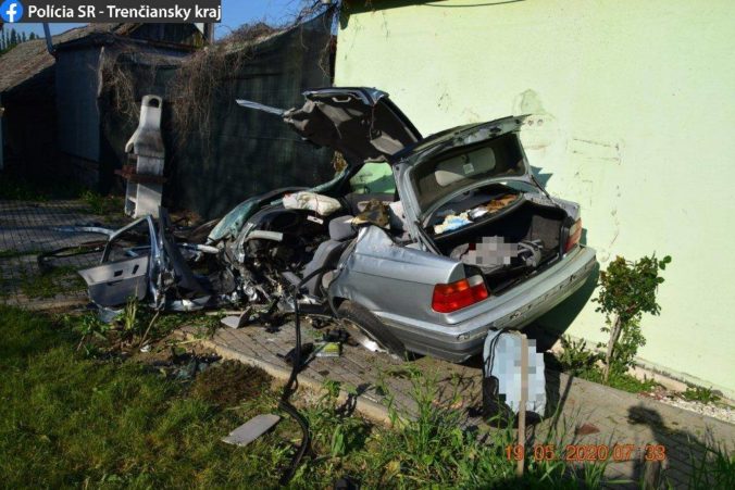 Tragická nehoda si vyžiadala život 19-ročného vodiča BMW, auto skončilo prevrátené vo dvore domu (foto)