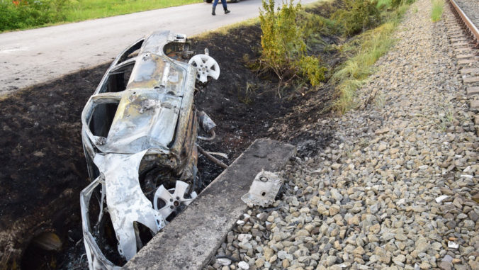 Vodička Octavie narazila do betónového múrika a auto začalo horieť, nehoda si vyžiadala život dieťaťa (foto)