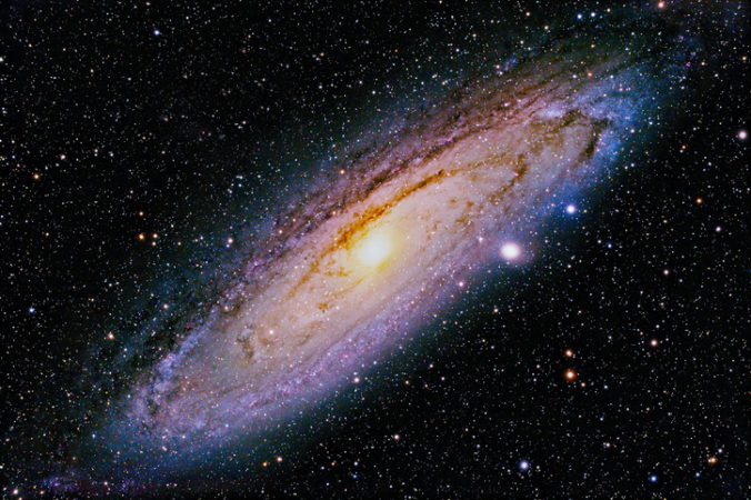 Astronómovia objavili galaxiu, ktorá vyzerá ako kozmický ohnivý kruh
