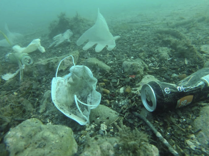 More popri Azúrovom pobreží našli množstvo odpadu, nachádzajú sa tu aj masky či gumené rukavice