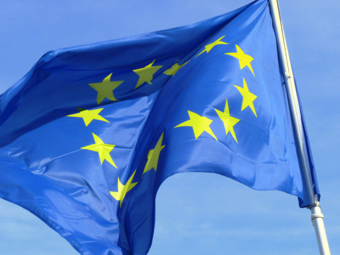 Európska komisia navrhla v boji proti koronakríze nový nástroj, podporí platobnú schopnosť firiem