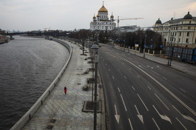 Moskva začala v súvislosti s pandémiou uvoľňovať opatrenia, otvárajú sa obchody a parky