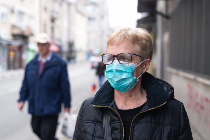 Slováci sa koronavírusu boja čoraz menej, ale narástla nespokojnosť s postupmi Matovičovej vlády