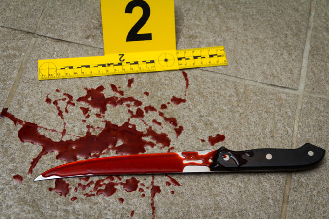 Bývalí manželia sa pohádali, žena následne zobrala kuchynský nôž a bodla muža do hrudníka