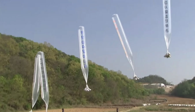 Južná Kórea chce zastaviť posielanie balónov cez hranice, spôsobujú vraj napätie (video)