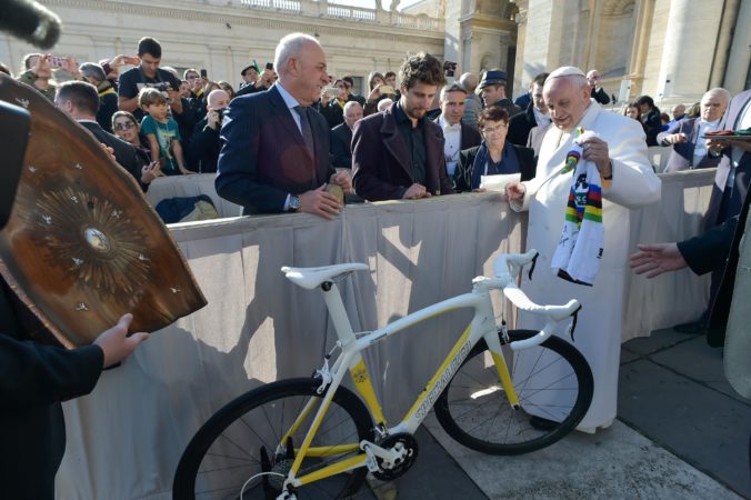Pápež František pomôže nemocniciam, do aukcie ponúka bicykel Sagana aj Pellegriniovej plavky
