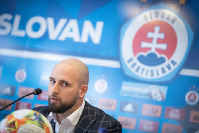 Slovan sa obzerá po zahraničí. Nechceme hrať poloprofesionálnu súťaž, vraví Kmotrík ml.