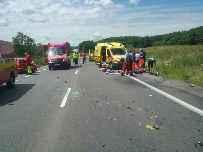 Dvaja ľudia zomreli pri dopravnej nehode dvoch motoriek a osobného auta (foto)