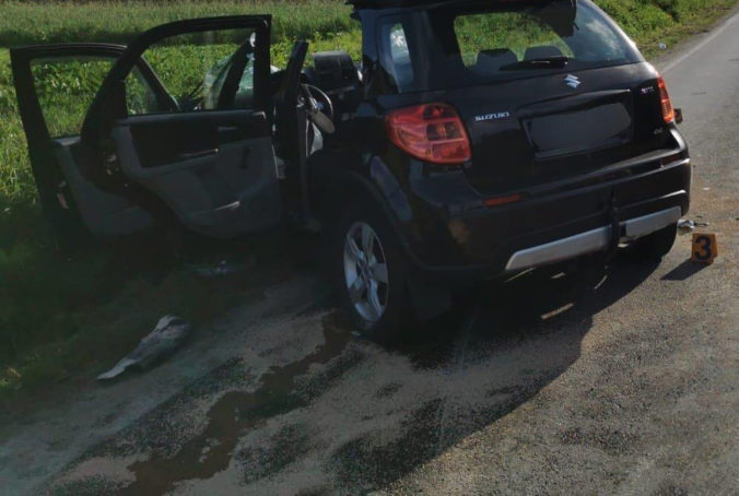 Chevrolet prešiel do protismeru a čelne sa zrazil so Suzuki, pri nehode zomrela spolujazdkyňa (foto)