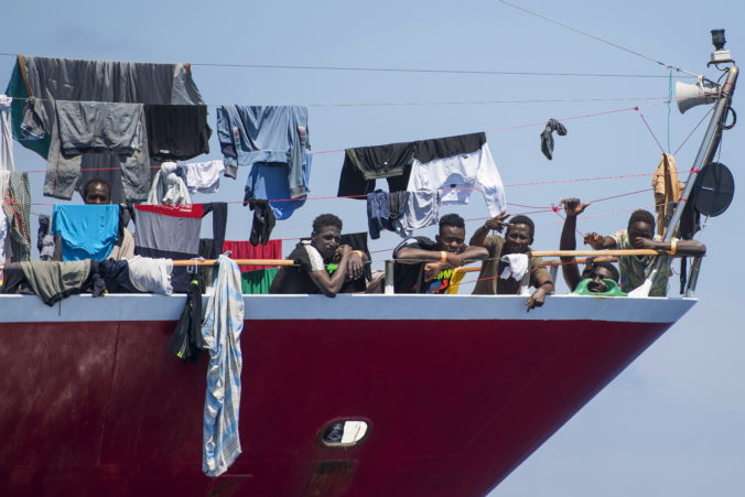 Malta po týždňoch prijala migrantov, ktorí žili na lodiach pri ostrove