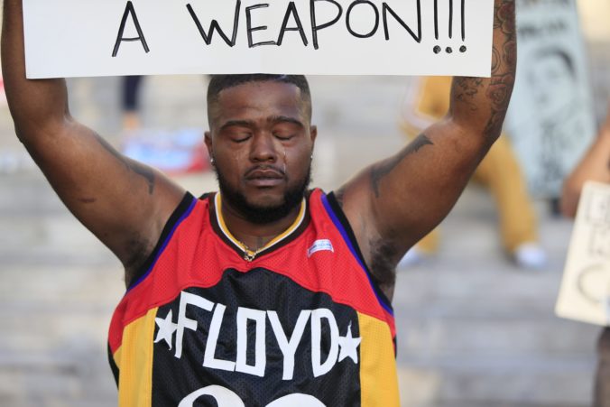 Masové protesty v USA po smrti Floyda pokračovali už 12. deň, prístup k Bielemu domu museli zablokovať (video)