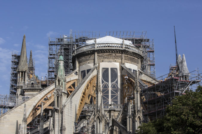 V Paríži obnovili práce na katedrále Notre-Dame, technici začali rozoberať požiarom zničené lešenie