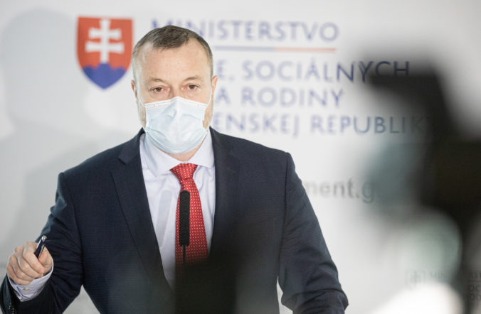 Kvalitu starostlivosti o deti v centrách pre rodinu môžu skontrolovať aj poslanci, tvrdí Krajniak