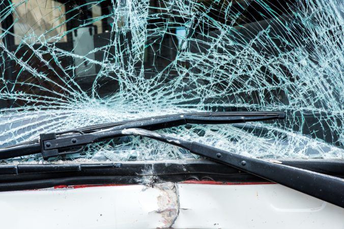 V meste Slaný vletel autobus na zastávku, nehodu neprežilo jedno dieťa (foto)