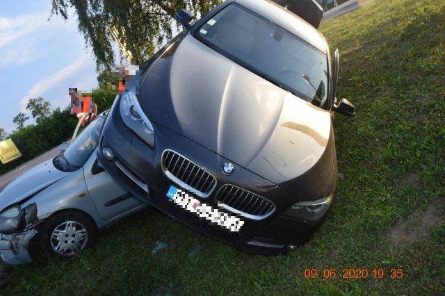 Košická polícia rieši kurióznu dopravnú nehodu, vodič BMW skončil na streche Renaultu (foto)