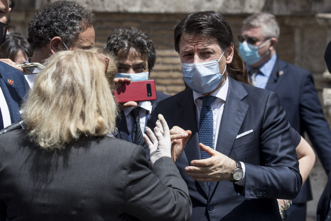 Premiéra Conteho vypočúvali prokurátori, dôvodom je pomalé prijímanie opatrení počas pandémie