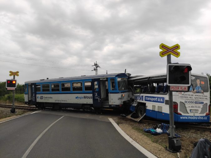 Pri Benešove sa zrazil autobus s osobným vlakom, ktorý sa následne vykoľajil (foto)