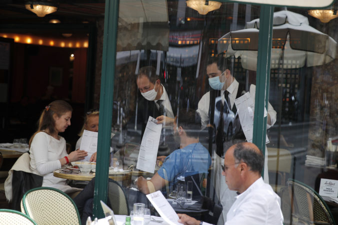 Paríž po uvoľnení obmedzení ožil, zákazníkom sa znovu otvorili kaviarne a reštaurácie