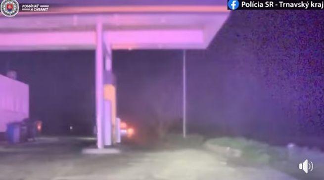 Vodič unikal pred políciou aj krížom cez pole, šialená naháňačka sa skončila až v Ižope (video)