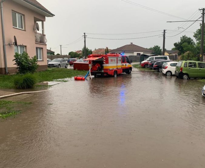 Prívalový dážď zamestnal žilinských hasičov, odčerpávali vodu a z Rajčianky zachraňovali aj jednu osobu (video)