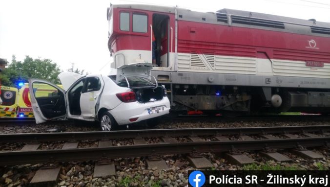 Vodič osobného auta neprežil v Martine zrážku s vlakom (foto)
