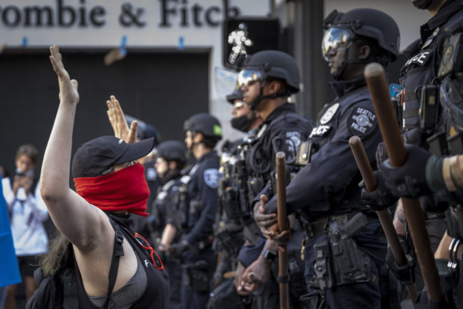 Pri streľbe v protestnej zóne mesta Seattle zomrel jeden človek, ďalší je v kritickom stave