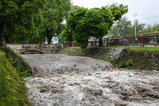 Na Orave sa pre trvalý dážď môžu zvýšiť hladiny vodných tokov, varujú meteorológovia
