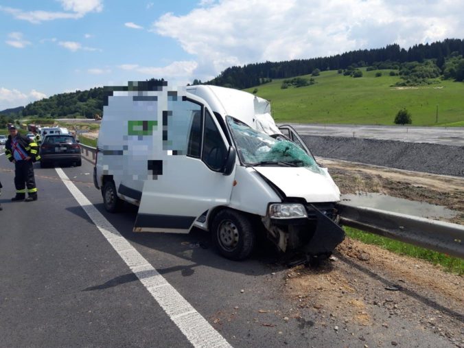 Tragická nehoda pri Ružomberku, odpojený karavan usmrtil vodiča dodávky (foto)