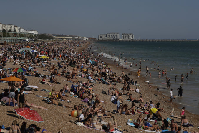 Briti ignorujú preventívne opatrenia, počas horúčav zaplavili pláže masy kúpajúcich a slniacich sa ľudí