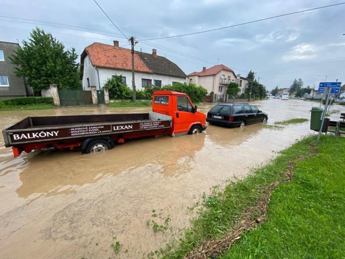 Na Záhorí voda zaplavila viaceré cesty aj tri železničné priecestia (foto)