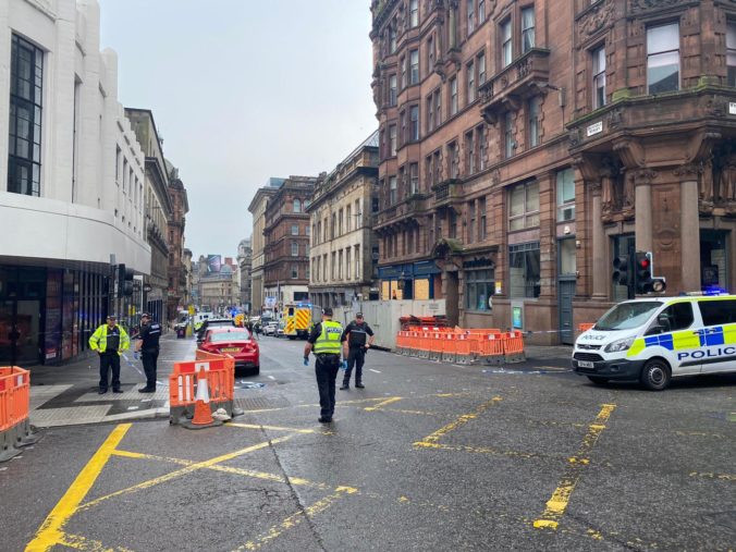 Pred hotelom v Glasgowe boli dobodaní traja ľudia, podozrivého páchateľa zastrelila polícia