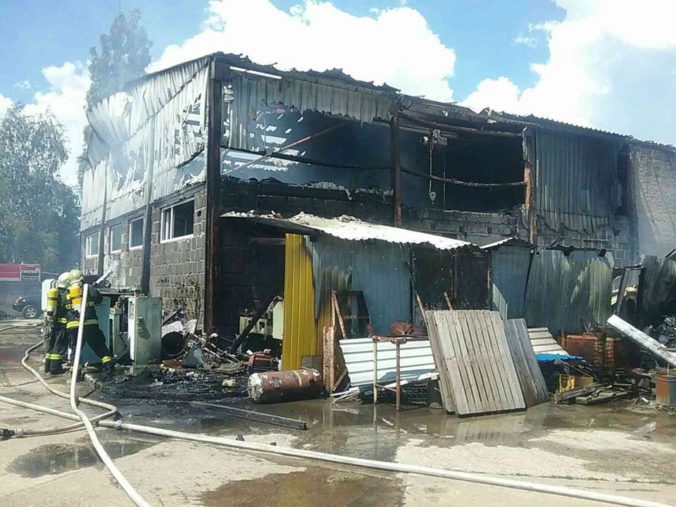 Autoservis a pneuservis zachvátil požiar, s ohňom bojovali desiatky hasičov (foto)