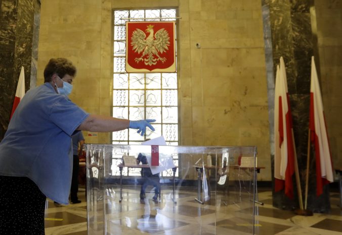 Poliaci si volia nového prezidenta, favoritom je Duda a jeho súperom Trzaskowski