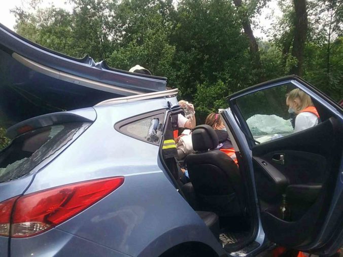 Pri Kysuckom Lieskovci sa zrazilo auto s kamiónom, zasahovali hasiči (foto)