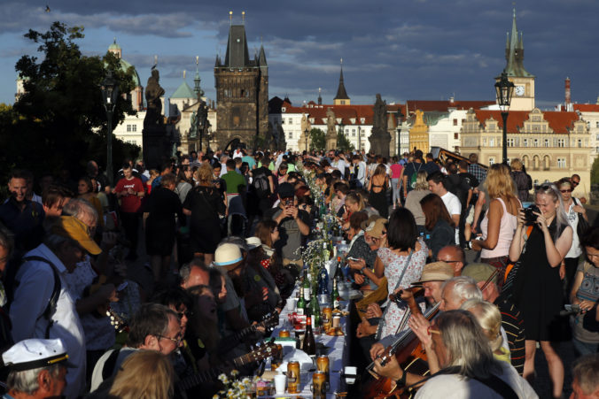 Ľudia v Prahe sa lúčili s koronakrízou hostinou pri dlhočiznom stole na Karlovom moste