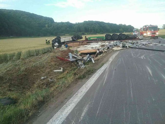 Pri obci Nitrica sa zrazilo auto s kamiónom, nehoda si vyžiadala ľudský život (foto)