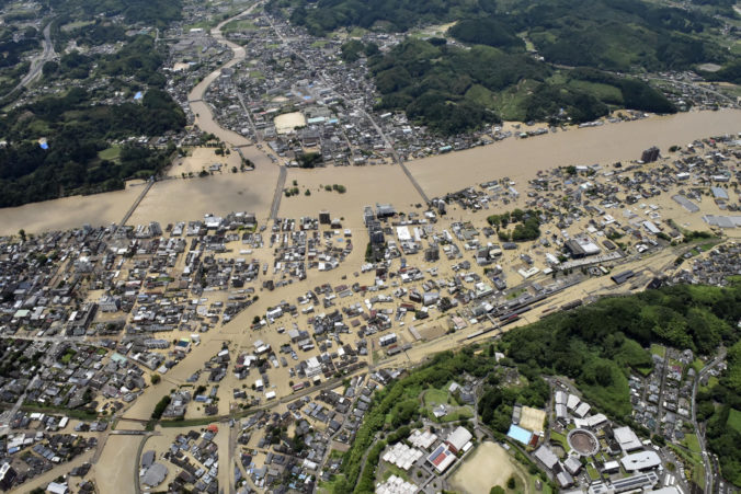 Mŕtvych aj nezvestných hlásia po povodniach a zosuvoch pôdy na juhu Japonska