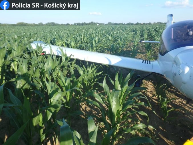 Ultraľahké jednomotorové lietadlo muselo núdzovo pristáť v poli pri Michalovciach (foto)