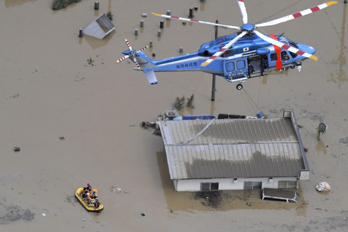 Záplavy v Japonsku si vyžiadali desiatky mŕtvych, záchranné práce komplikuje voda aj zosuvy bahna (video)