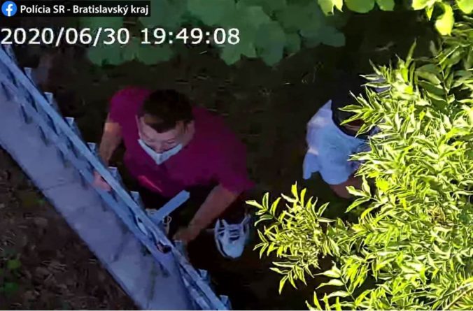 Muž preliezol plot a zdolal aj 18-metrový stožiar, len aby ukradol kameru (foto)