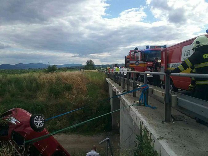 Na diaľnici pri Badíne došlo k tragickej dopravnej nehode, jedna osoba zostala v aute zakliesnená (foto)