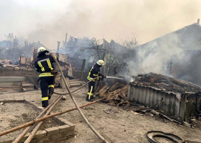 Lesné požiare na Ukrajine zabili päť ľudí a zničili sto domov, prezident Zelenskyj prisľúbil pomoc