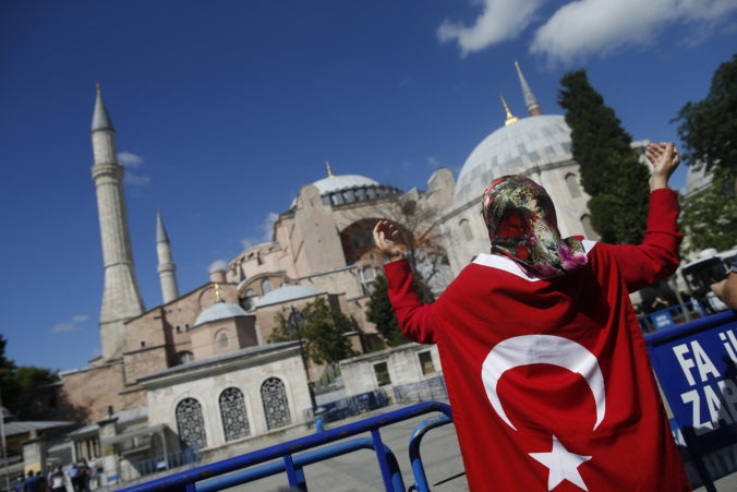 Erdogan po rozhodnutí súdu formálne zmenil ikonický istanbulský chrám Hagia Sofia na mešitu