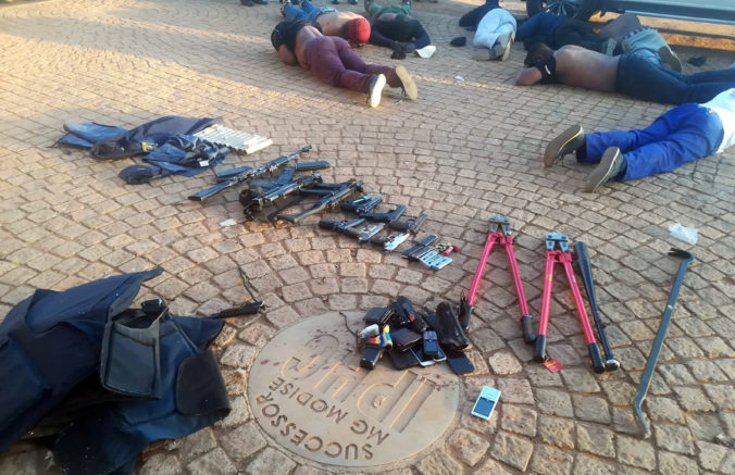 Juhoafrická polícia ukončila rukojemnícku drámu v meste Zuurbekom, päť ľudí bolo zabitých