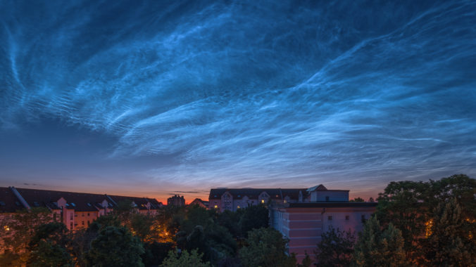 Na oblohe možno vidieť nočné svetielkujúce oblaky a budú čoraz častejšie, vraví klimatológ