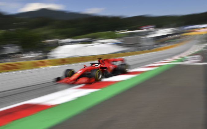Sklamanie, hanba a žiadna filozofia. Médiá si zgustli na blamáži Ferrari v posledných pretekoch F1 (video)