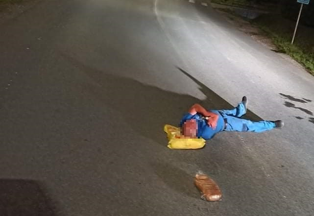 “Veľmi unavený” muž si ustlal v strede cesty, k tragédii chýbalo málo (foto)