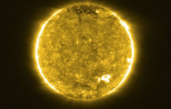 Zverejnili prvé zábery Slnka zo sondy Solar Orbiter, odhaľujú malé ohniská (video)