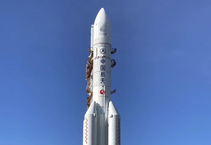 Čína umiestnila do štartovacej pozície raketu Čchang-čeng-5